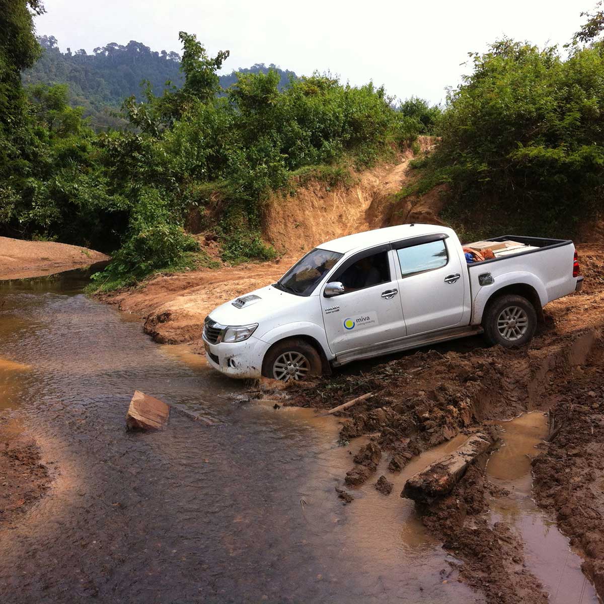 180039_miva_Gelaendewagen-durchquert-Fluss.jpg