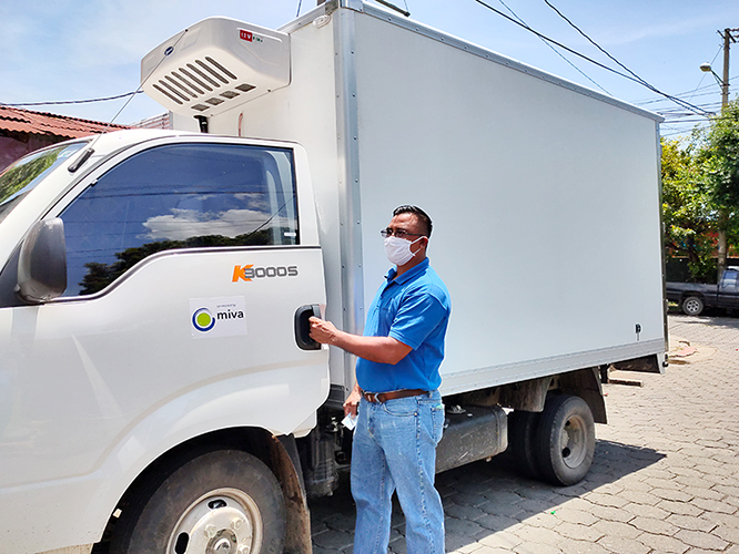 190008 - Un camion consegna cibo alle baraccopoli del Nicaragua