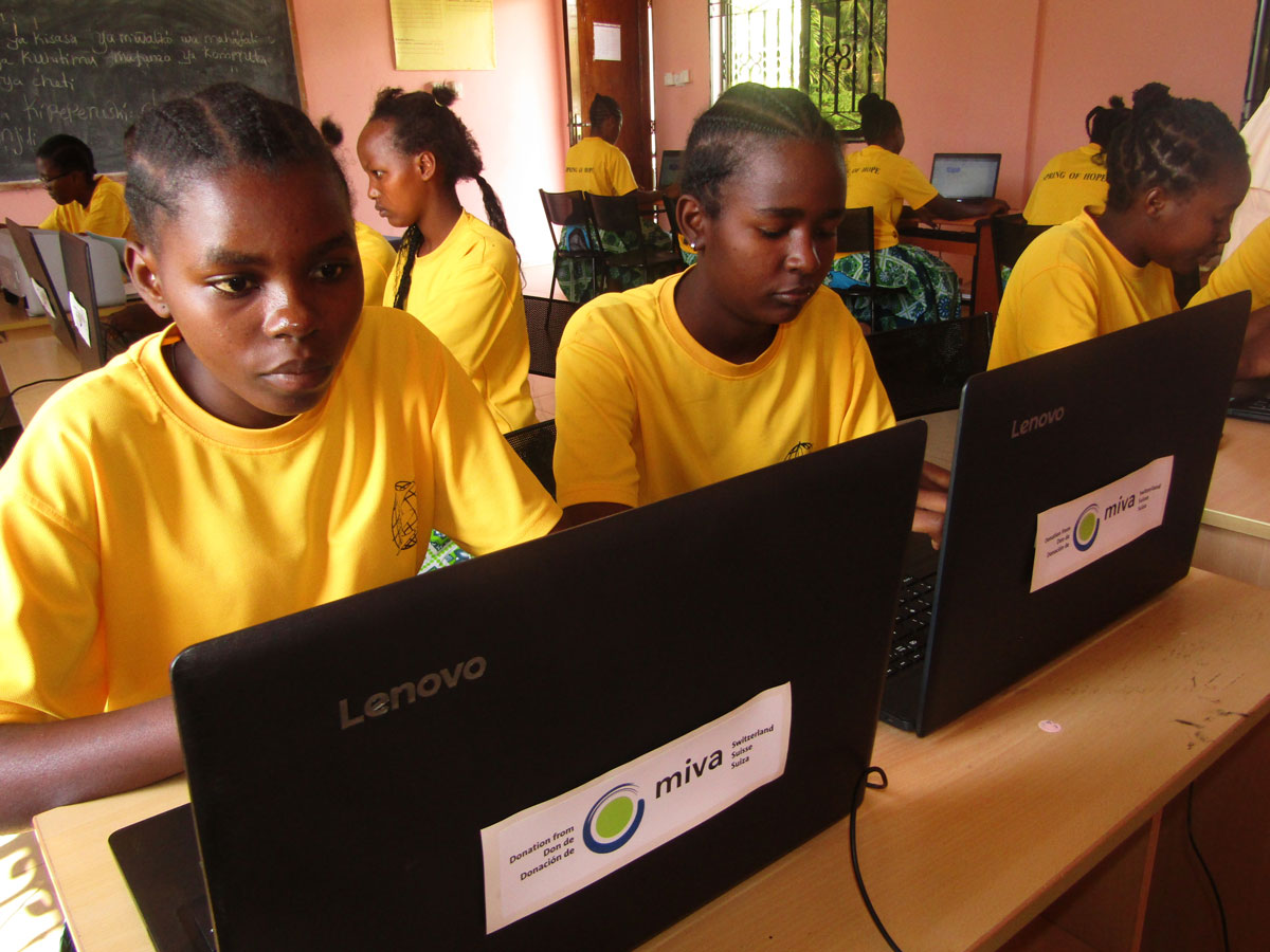 210053 - Tanzanie: Des cours d’informatique apportent un emploi aux victimes de traite des êtres humains