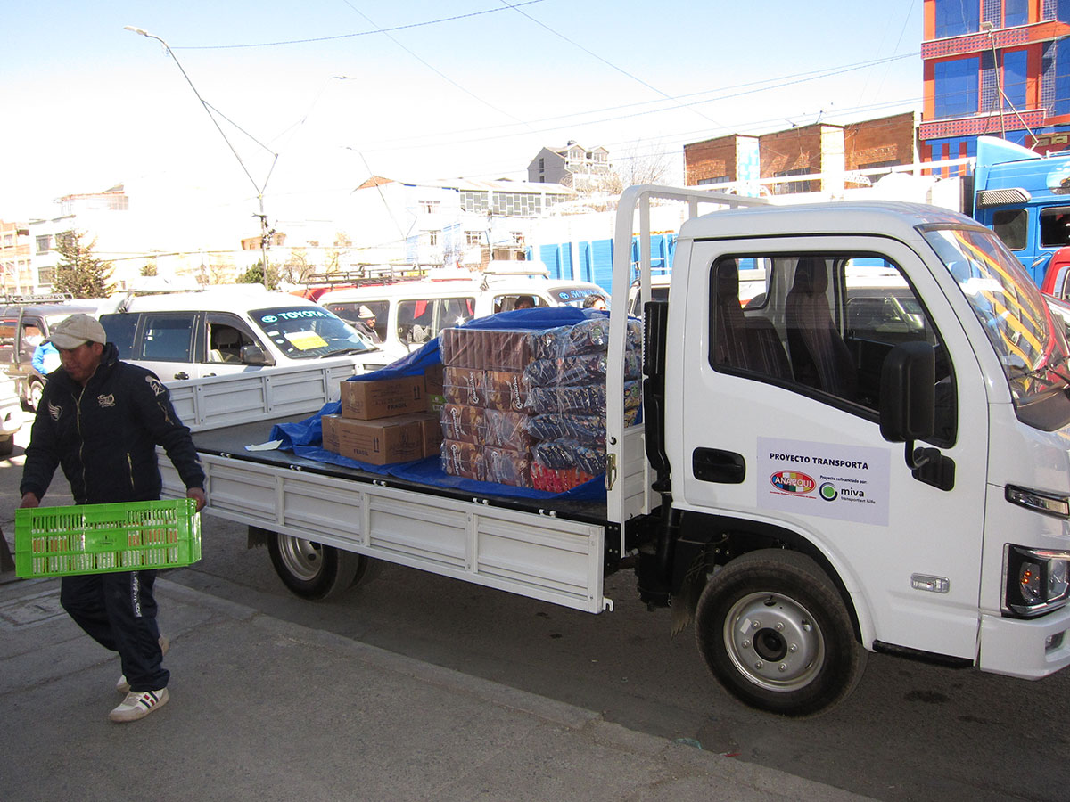 220043 - Bolivia: camion per la vendita in proprio dei prodotti agricoli