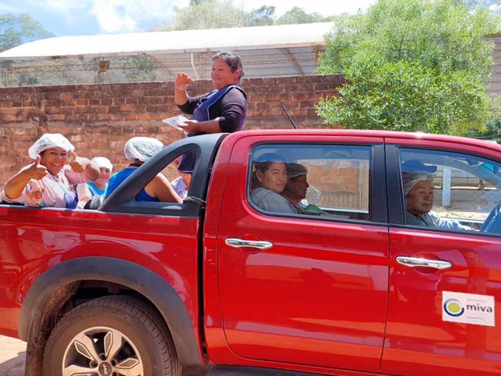 230001 - Un pick-up pour se rendre auprès des femmes du Chaco