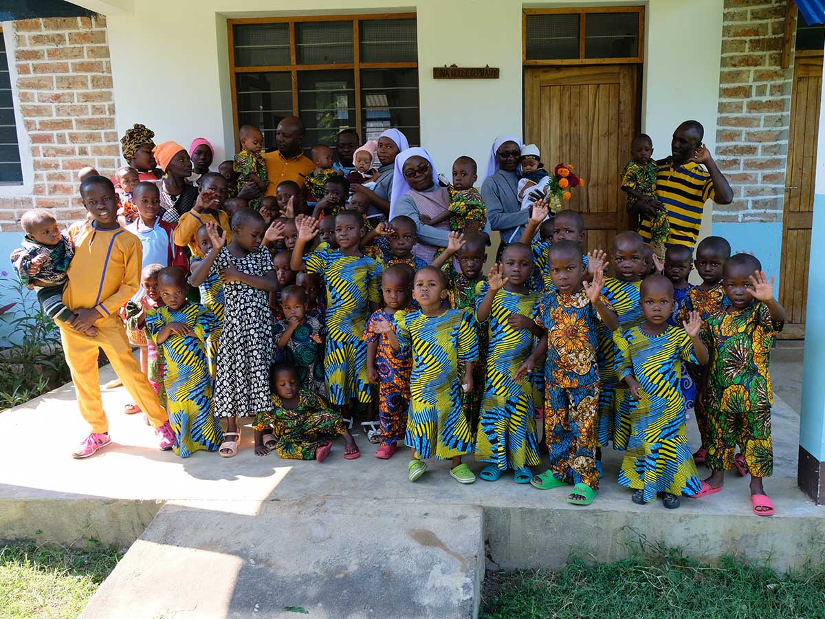 230040 - Tanzanie: Abandonnés, mais pas seuls: un village d’enfants offre la sécurité