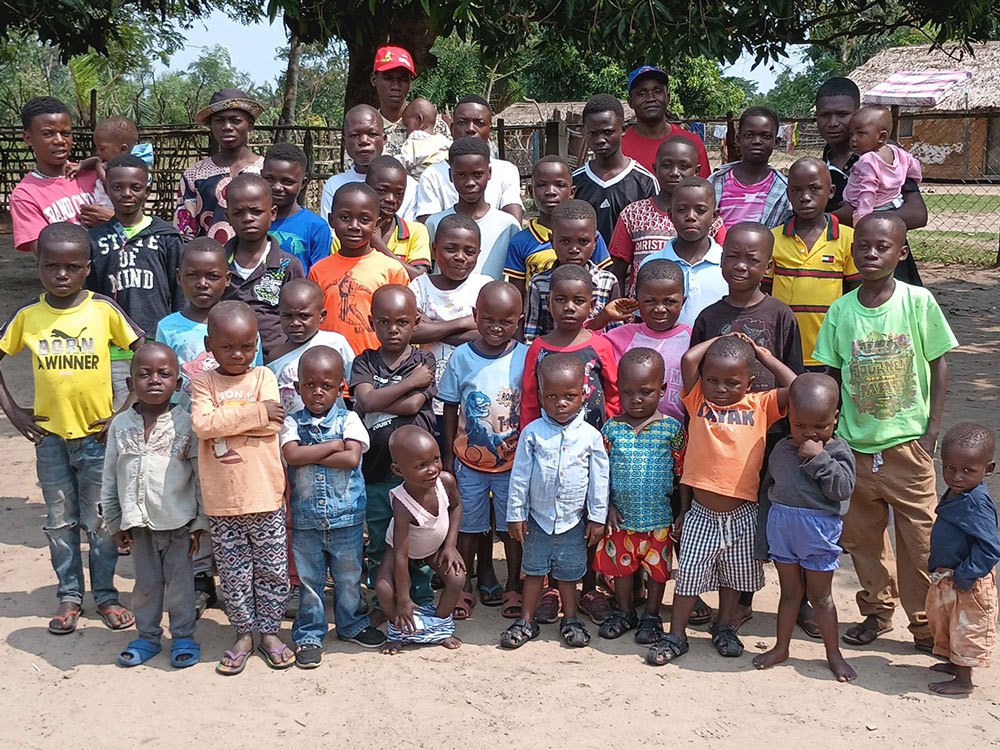 230055 - RD Congo: in mezzo alla povertà, un orfanotrofio offre ai bambini protezione e istruzione