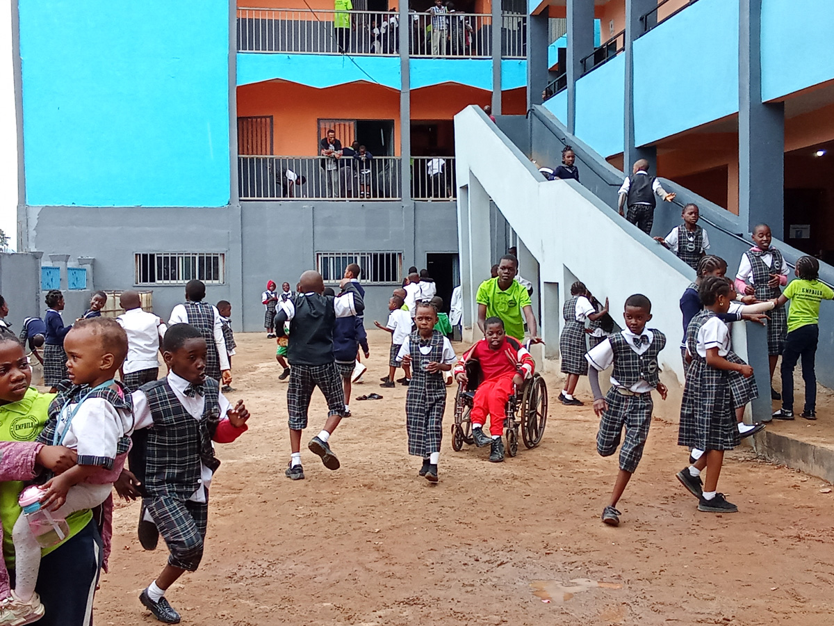 240010 - Kamerun: Dank einem Bus haben sehbehinderte Kinder Zugang zu Schulbildung